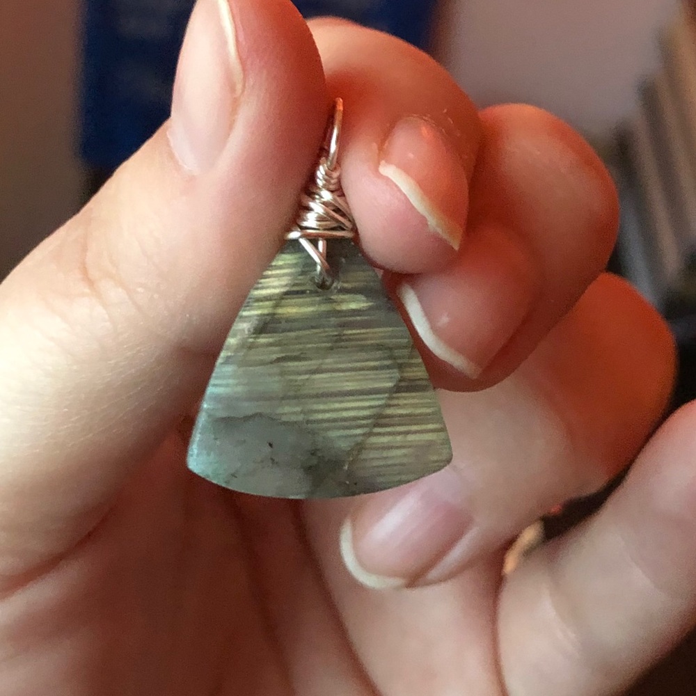 Labradorite Triangle pendant wire wrapped silver - Picture 6 of 7